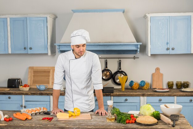 Chef in cucina con verdure