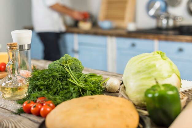 Chef in cucina cucinare con verdure