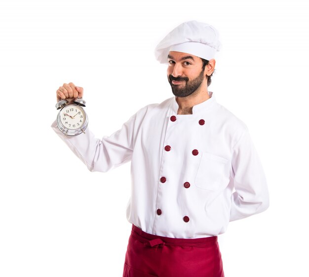 Chef in possesso di un orologio su sfondo bianco