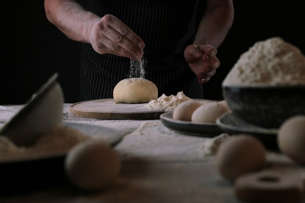 Chef in procinto di preparare un impasto per la pizza