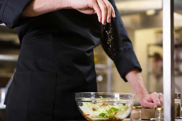 Chef prepara un&#39;insalata