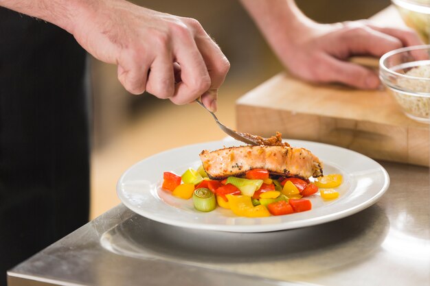 Chef prepara un piatto di cibo sano