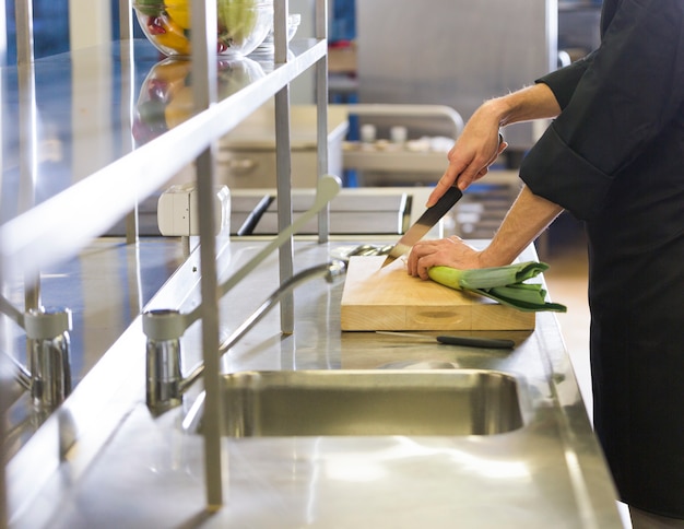 Chef prepara una ricetta