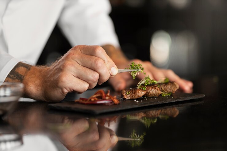 Foto gratuito chef professionista che prepara il cibo in cucina