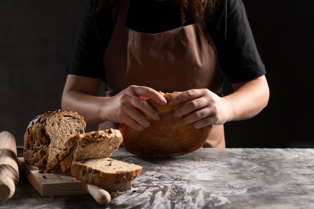 Chef strappando il pane cotto a parte