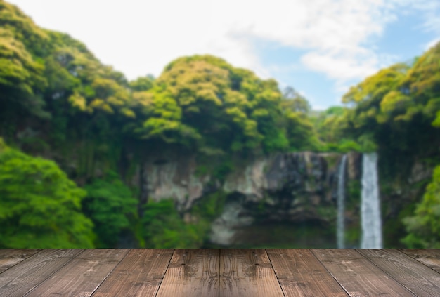 Cheonjiyeon cascata sfocata è una cascata su Jeju Island, Corea del Sud con ponte di legno.