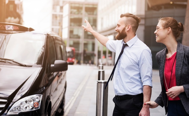 Chiama il taxi, non possiamo arrivare in ritardo alla riunione