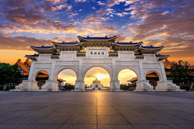 Chiang Kai Shek Memorial Hall di notte a Taipei, Taiwan. Traduzione: "Piazza della Libertà".