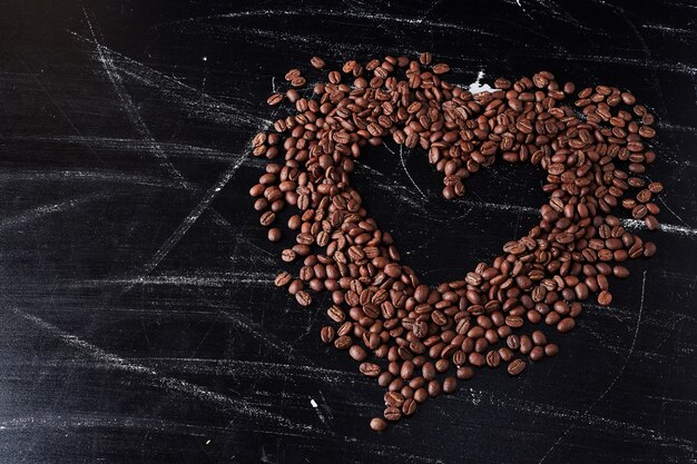 Chicchi di caffè a forma di cuore sul nero