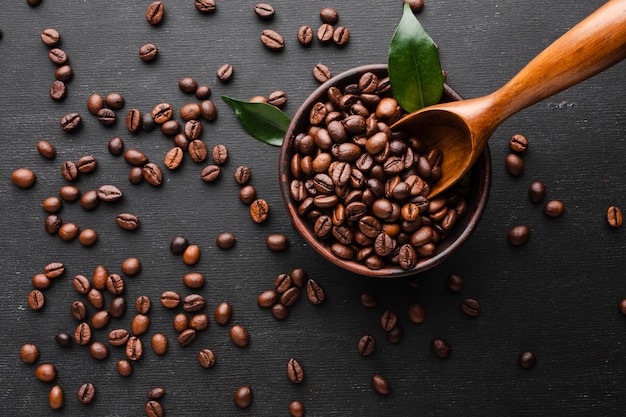 Chicchi di caffè arrostiti freschi sulla tavola