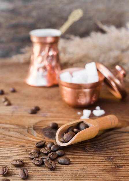 Chicchi di caffè arrostiti primo piano con zucchero