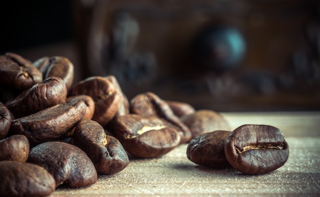 Chicchi di caffè arrostiti su un primo piano della tavola