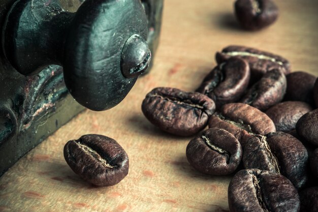 Chicchi di caffè arrostiti su un primo piano della tavola