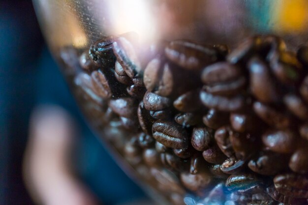 Chicchi di caffè del primo piano in vaso