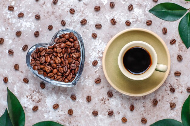 Chicchi di caffè e biscotti a forma di chicco di caffè arrostiti