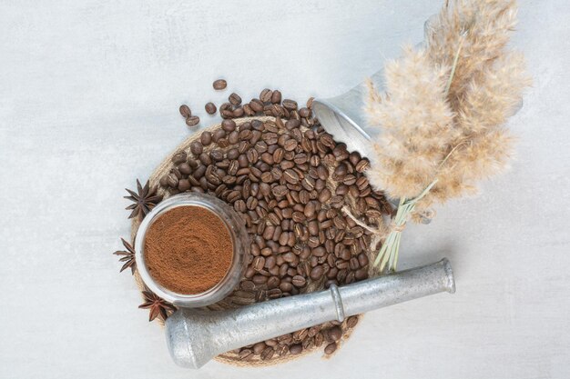 Chicchi di caffè e caffè macinato sul pezzo di legno. Foto di alta qualità