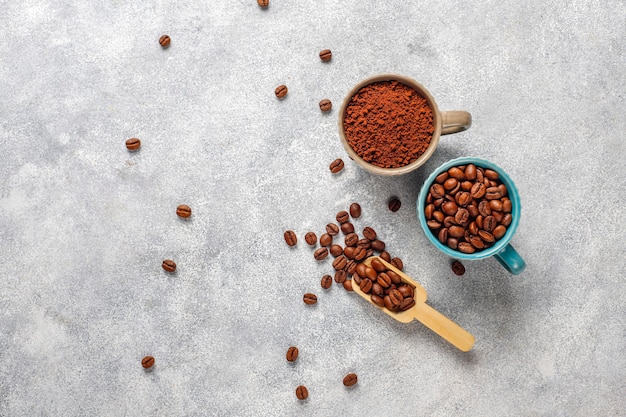 Chicchi di caffè e polvere macinata.