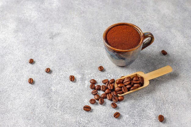 Chicchi di caffè e polvere macinata.