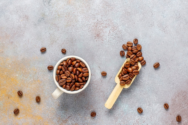 Chicchi di caffè e polvere macinata.