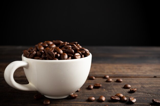 Chicchi di caffè e tazza di caffè.