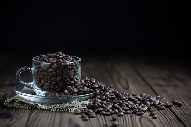 Chicchi di caffè in tazza sul tavolo