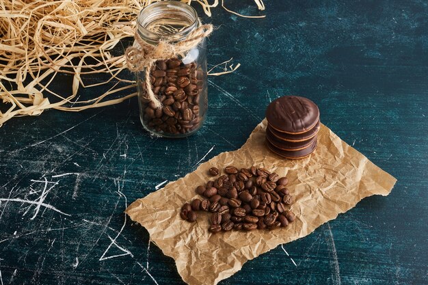 Chicchi di caffè marroni su un pezzo di carta.