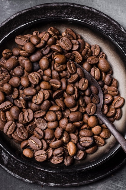 Chicchi di caffè piatti laici con cucchiaio