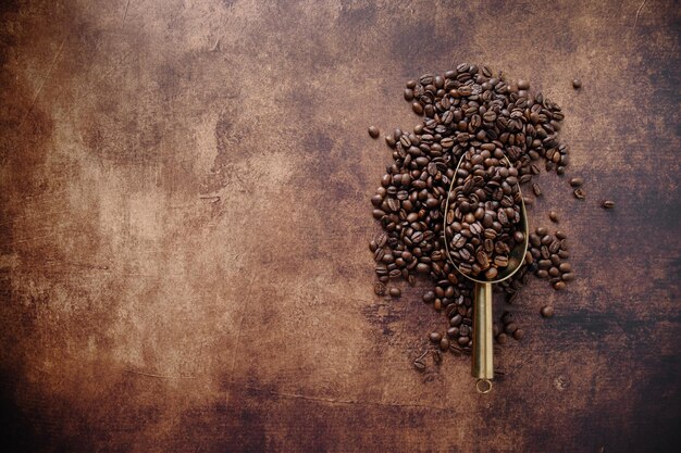 Chicchi di caffè su fondo di legno vecchio