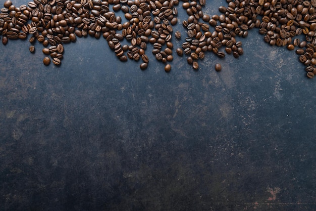 Chicchi di caffè su fondo di legno vecchio