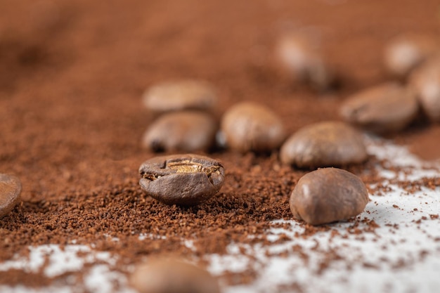 Chicchi di caffè su miscela di caffè o cacao in polvere.