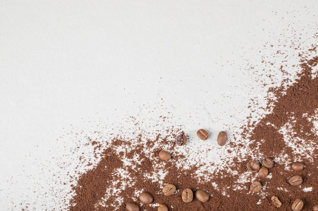 Chicchi di caffè su miscela di caffè o cacao in polvere.