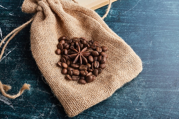 Chicchi di caffè su un pezzo di tela da imballaggio.