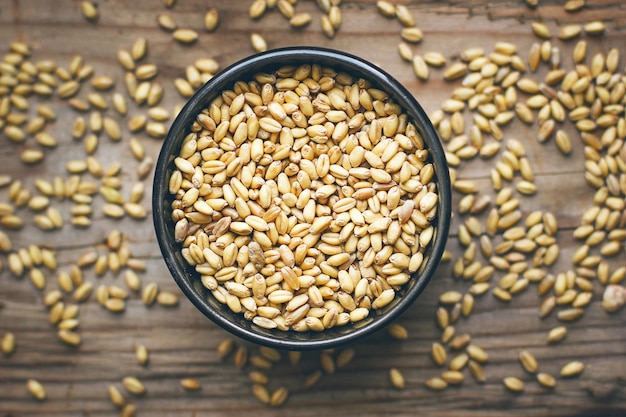 Chicchi di grano in ciotola e popcorn di grano in ciotola, seme di grano rustico