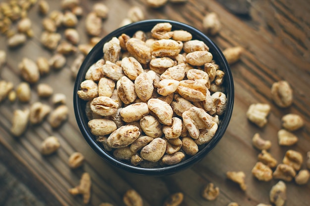 Chicchi di grano in ciotola e popcorn di grano in ciotola, seme di grano rustico