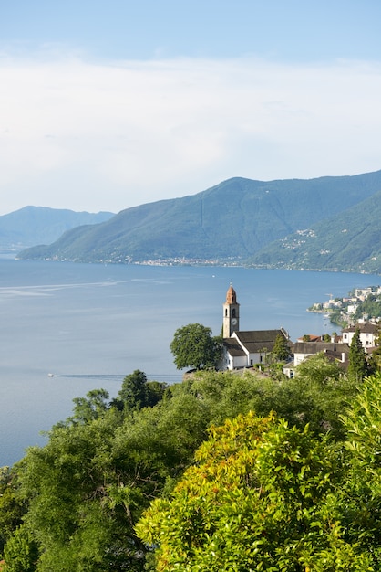 Chiesa a Ronco sopra Ascona sul Lago Maggiore alpino con la montagna