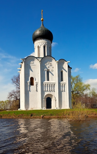 Chiesa dell&#39;intercessione sul fiume Nerl in piena