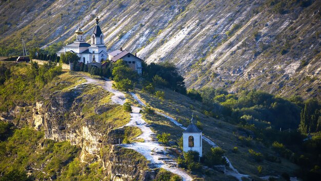 Chiesa della Natività della Beata Vergine Maria situata su una collina a Trebujeni, Moldavia