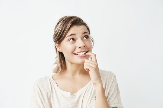 Chiodo mordace sorridente della bella giovane ragazza felice.