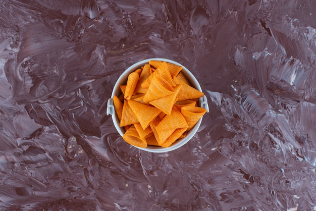 Chip di cono in un secchio, sul tavolo di marmo.