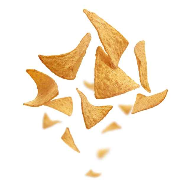 Chips di mais di forma triangolare levitano su uno sfondo bianco