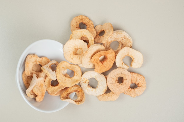 Chips di mele secche dalla ciotola bianca