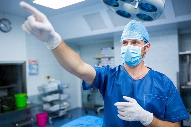 Chirurgo che punta in sala operatoria