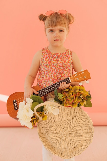 Chitarra della holding della bambina