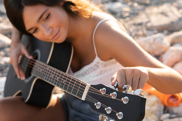 Chitarra della holding della ragazza del primo piano