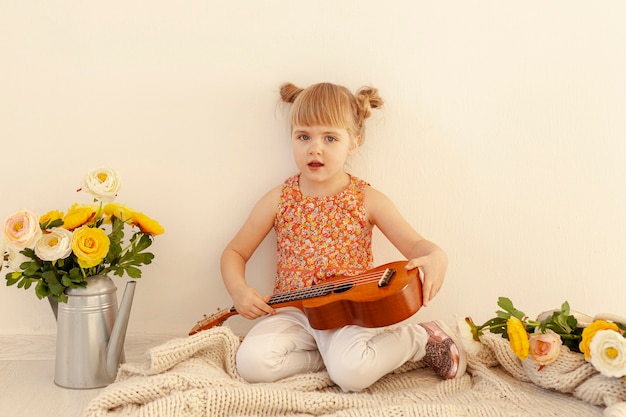 Chitarra della holding innocente del bambino