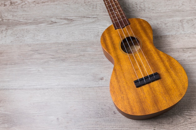 Chitarra musicale di legno classica semplice su fondo di legno