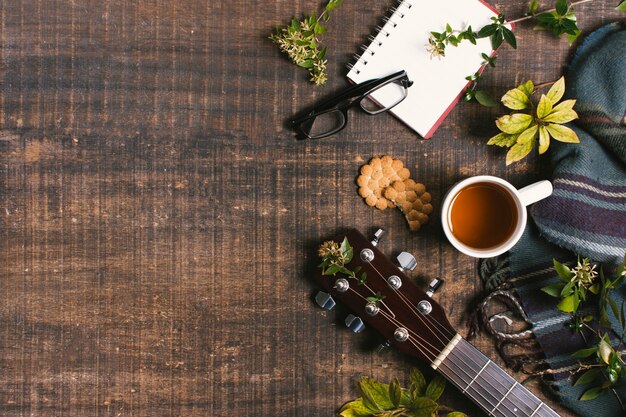 Chitarra piatta distesa accanto alla disposizione picnic con spazio di copia