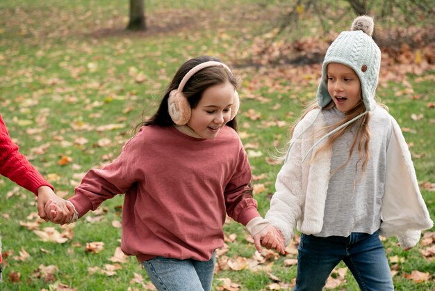 Chiuda in su bambini felici che si tengono per mano