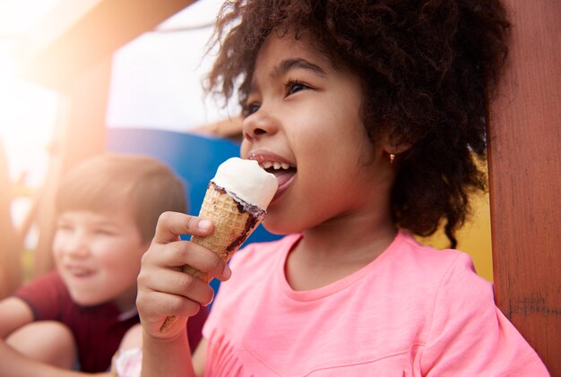 Chiuda in su bambino felice che mangia il gelato