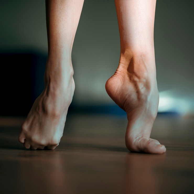 Foto gratuito chiuda in su dei piedi del danzatore femminile